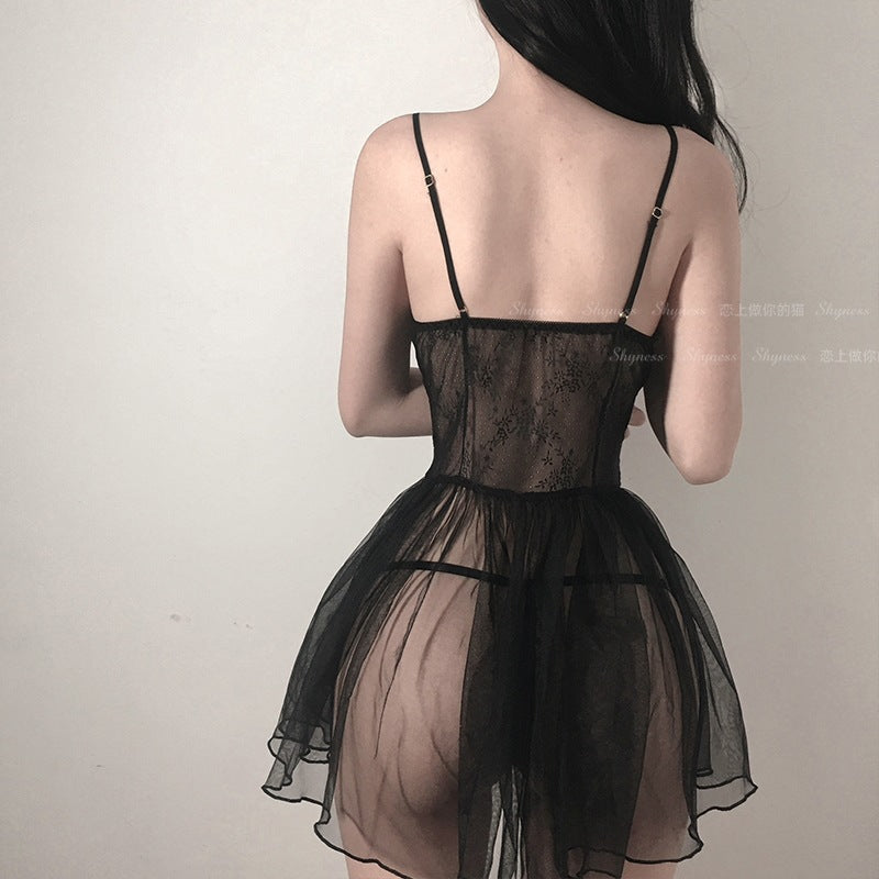ملابس داخلية نسائية باللونين الأبيض والأسود
